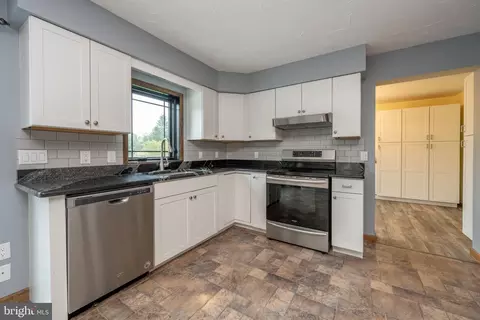 Kitchen - 208 Drane Dr, Accident, MD 21520 photo 2 of 3