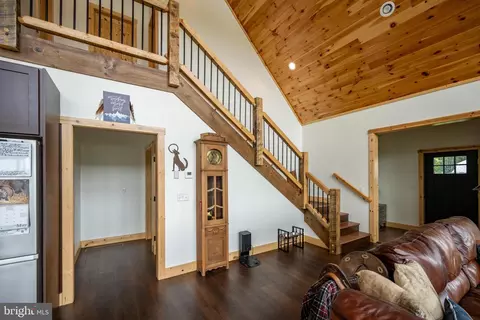 Entry Way - 120 Daisy Dr, Mc Henry, MD 21541 photo 2 of 9