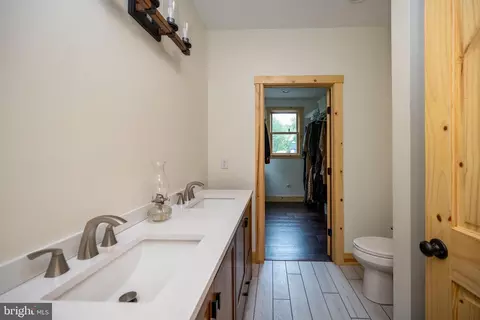Entry Way - 120 Daisy Dr, Mc Henry, MD 21541 photo 4 of 9
