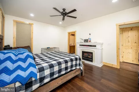 Bedroom - 120 Daisy Dr, Mc Henry, MD 21541 photo 2 of 7