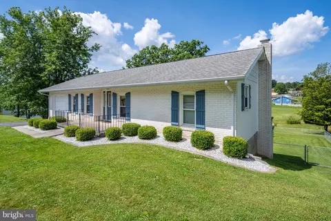 1056 Sunrise Dr, Oakland, MD 21550