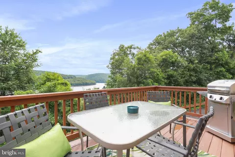118 Roman Ridge Rd, Oakland, MD 21550