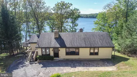 1989 Lake Shore Dr, Oakland, MD 21550