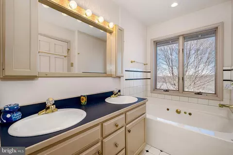Bath - 164 Grandview Dr, Oakland, MD 21550 photo 2 of 4