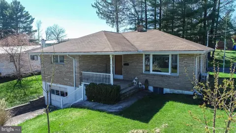 127 S Oakhall Dr, Oakland, MD 21550