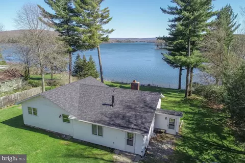 2332 Paradise Point Rd, Oakland, MD 21550