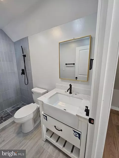 Bath - 112 E Pennington St, Oakland, MD 21550 photo 5 of 9