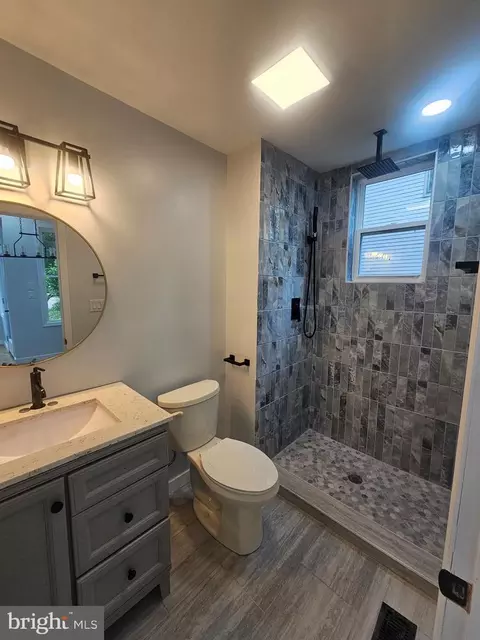Bath - 112 E Pennington St, Oakland, MD 21550 photo 2 of 9