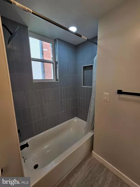 Bath - 112 E Pennington St, Oakland, MD 21550 photo 8 of 9