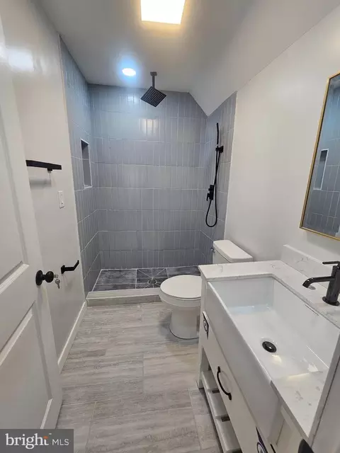 Bath - 112 E Pennington St, Oakland, MD 21550 photo 3 of 9