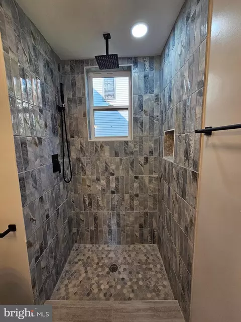 Bath - 112 E Pennington St, Oakland, MD 21550 photo 1 of 9