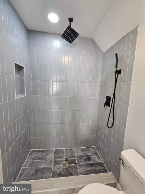 Bath - 112 E Pennington St, Oakland, MD 21550 photo 6 of 9