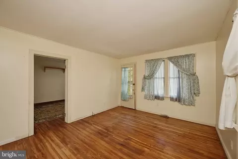 Living - 509 E St, Mountain Lake Park, MD 21550 photo 2 of 3