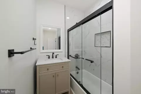 Bath - 425 E Alder St, Oakland, MD 21550 photo 2 of 5
