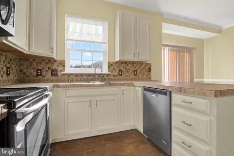 Kitchen - 332 Red Haven Ct, Joppa, MD 21085 photo 4 of 4