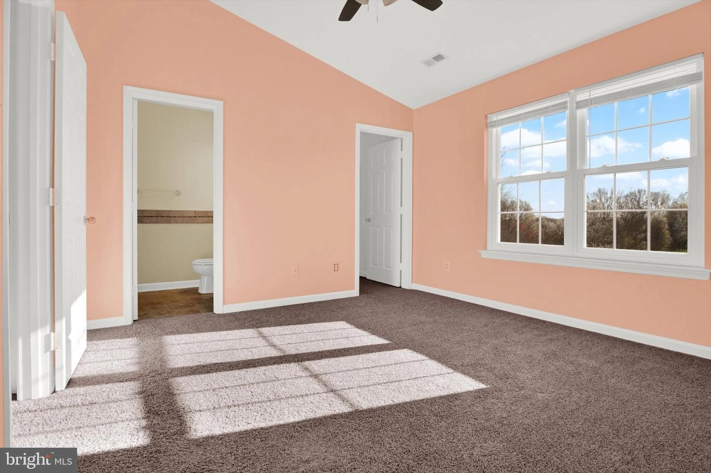 Living - 332 Red Haven Ct, Joppa, MD 21085 photo 4 of 5