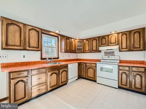 Kitchen - 906 Dellwood Dr, Fallston, MD 21047 photo 3 of 5