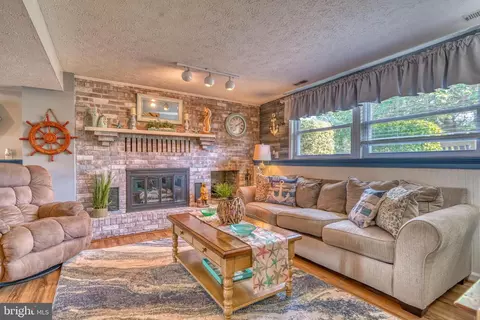 Living - 106 Beacon Point Ct, Joppa, MD 21085 photo 5 of 8