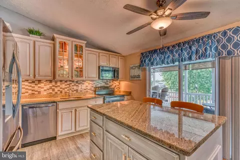 Kitchen - 106 Beacon Point Ct, Joppa, MD 21085 photo 2 of 5