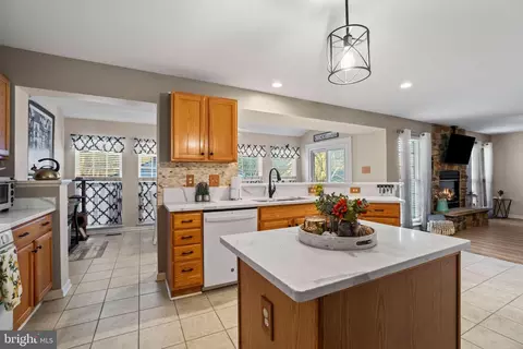 Kitchen - 424 Spry Island Rd, Joppa, MD 21085 photo 2 of 3