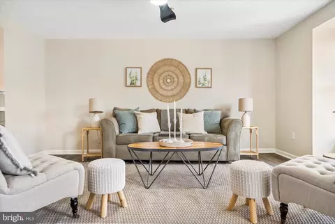 Living - 918 Pirates Ct, Edgewood, MD 21040 photo 2 of 6