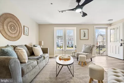 Living - 918 Pirates Ct, Edgewood, MD 21040 photo 5 of 6