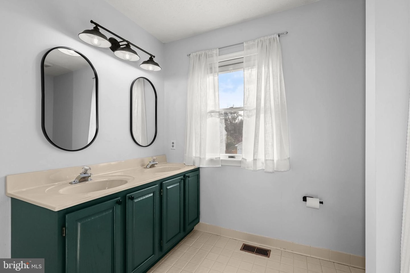 Bath - 3301 Trellis Ln, Abingdon, MD 21009 photo 6 of 7