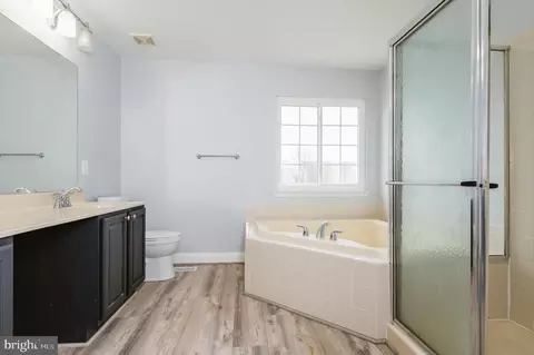 Bath - 648 Berwick Ct, Abingdon, MD 21009 photo 2 of 6
