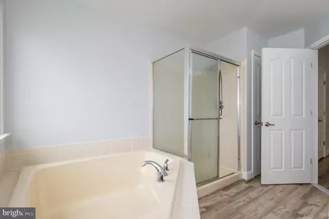 Bath - 648 Berwick Ct, Abingdon, MD 21009 photo 3 of 6
