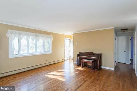 Living - 2520 Greene Rd, Baldwin, MD 21013 photo 2 of 7