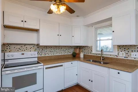 Kitchen - 2520 Greene Rd, Baldwin, MD 21013 photo 3 of 4