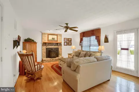Living - 311 Boeing Ct, Abingdon, MD 21009 photo 4 of 9