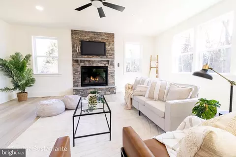 Living - 2101 Parsonage Ln, Fallston, MD 21047 photo 15 of 16