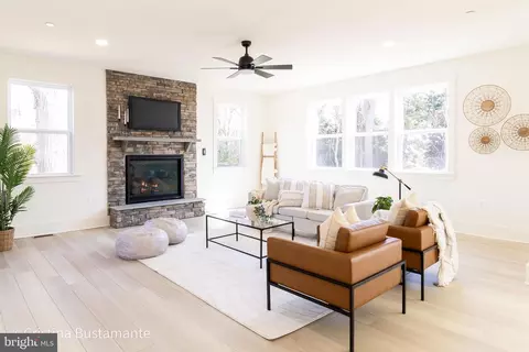 Living - 2101 Parsonage Ln, Fallston, MD 21047 photo 2 of 16