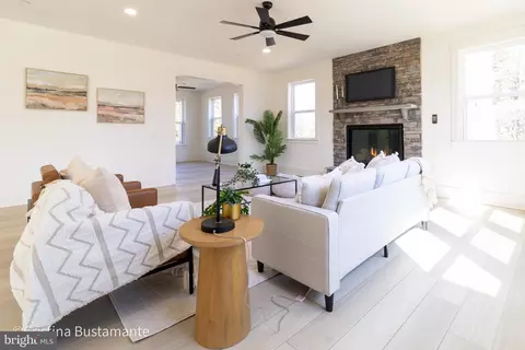 Living - 2101 Parsonage Ln, Fallston, MD 21047 photo 6 of 16