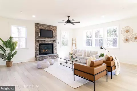 Living - 2101 Parsonage Ln, Fallston, MD 21047 photo 3 of 16