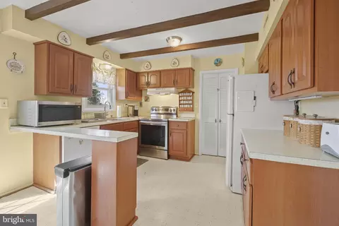 Kitchen - 404 Fowler Ct, Joppa, MD 21085 photo 2 of 7