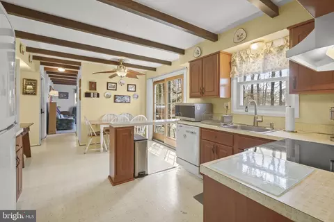 Kitchen - 404 Fowler Ct, Joppa, MD 21085 photo 6 of 7