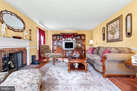 Living - 301 Summerfield Ct, Joppa, MD 21085 photo 2 of 4