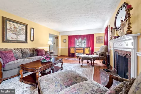 Living - 301 Summerfield Ct, Joppa, MD 21085 photo 1 of 4