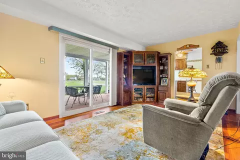 Living - 301 Summerfield Ct, Joppa, MD 21085 photo 4 of 4
