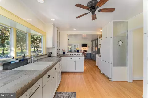 Kitchen - 805 Old Joppa Rd, Joppa, MD 21085 photo 6 of 10
