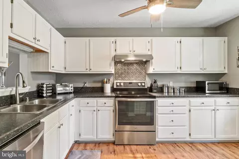 Kitchen - 636 Stone Mill Ct, Abingdon, MD 21009 photo 3 of 6