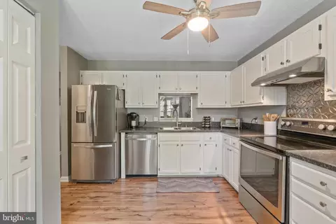 Kitchen - 636 Stone Mill Ct, Abingdon, MD 21009 photo 5 of 6