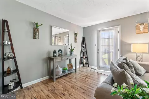 Living - 636 Stone Mill Ct, Abingdon, MD 21009 photo 3 of 6