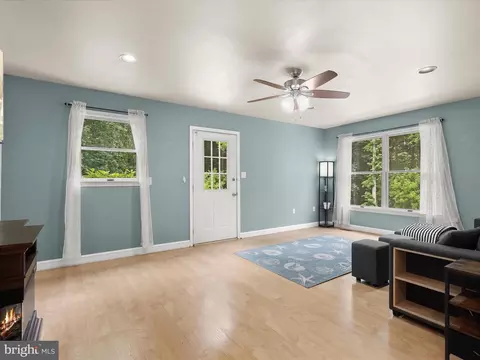 Living - 3303 Pritchett Ln, Fallston, MD 21047 photo 5 of 6