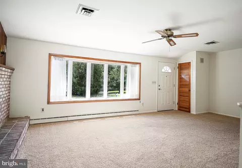 Living - 2402 Bluefield Cir, Joppa, MD 21085 photo 4 of 9