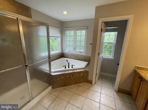 Bath - 622 Berwick Ct, Abingdon, MD 21009 photo 4 of 6