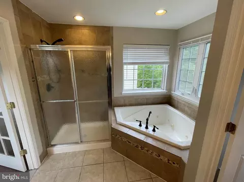 Bath - 622 Berwick Ct, Abingdon, MD 21009 photo 2 of 6