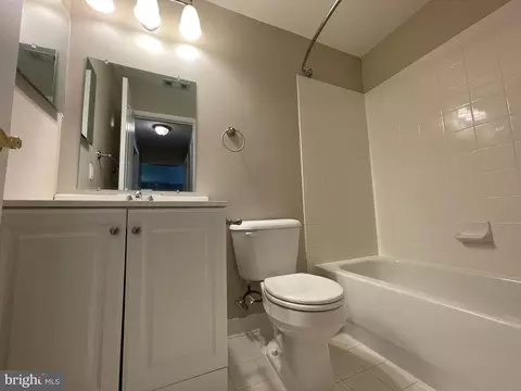 Bath - 622 Berwick Ct, Abingdon, MD 21009 photo 6 of 6